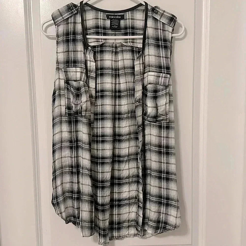 STOOSH Sleeveless Button Down Top (Colors- Black, White & Blue)